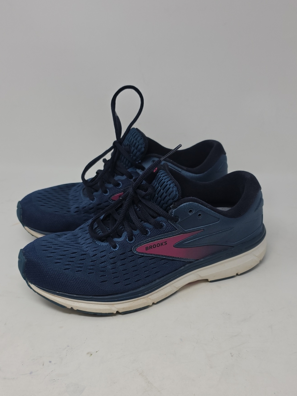 Brooks Dyad 11 Womens Running Shoes Blue White Athletic Sneakers Size 9.5